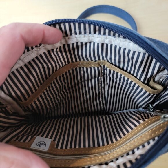 Travelon - Anti-Theft Heritage Crossbody with 5-Point Anti-Theft Protection - Picture 12 of 16